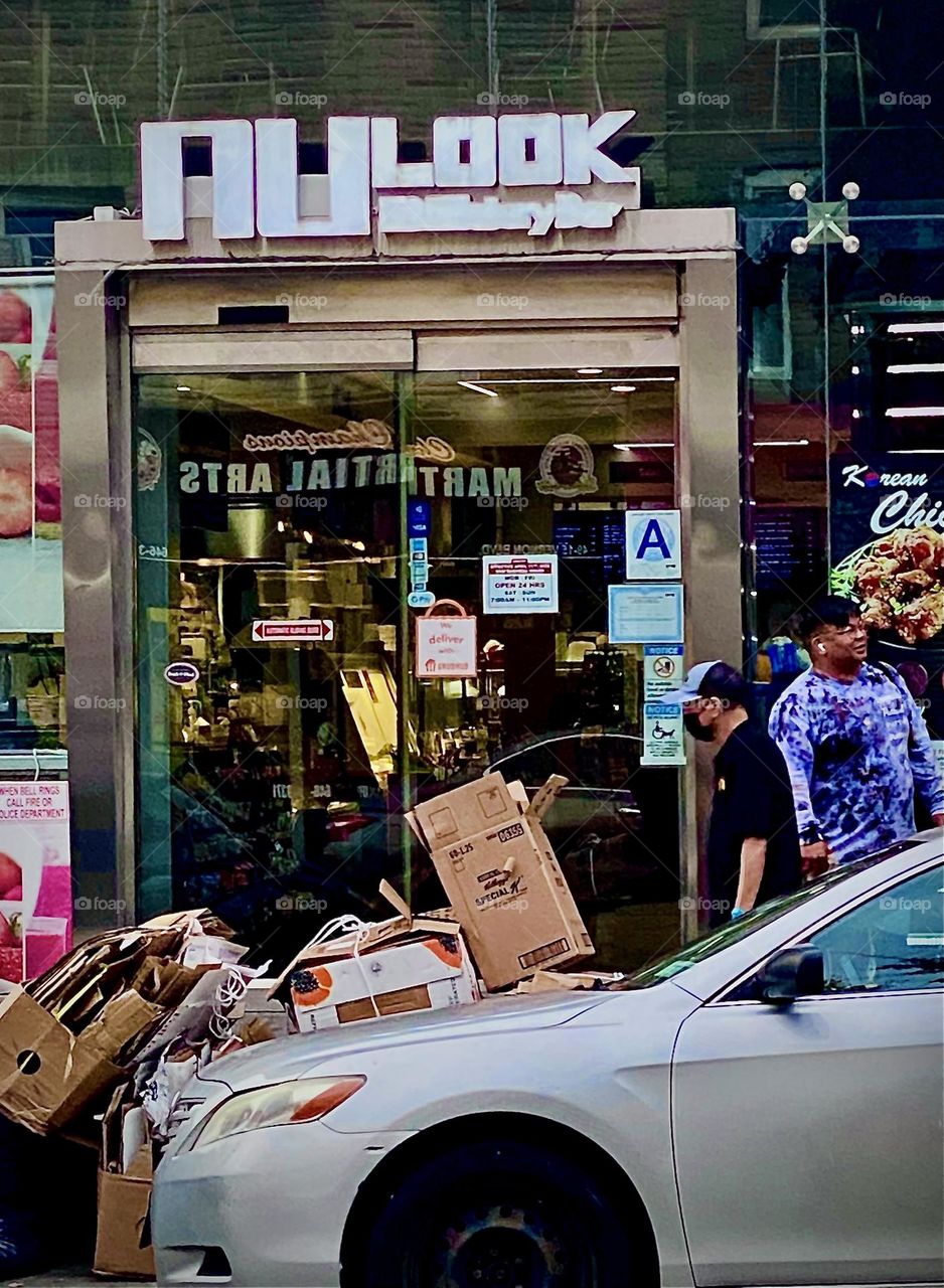 „NU Look“ is the title to one of the many deli style grocery stores on „Vernon Jackson Ave“ in LIC, Queens near the „Pulaski Bridge” at “Newtown Creek”. 2022. Hypnotic Productions