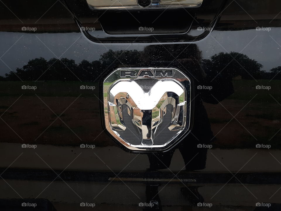 Tailgate Ram symbol on Dodge truck