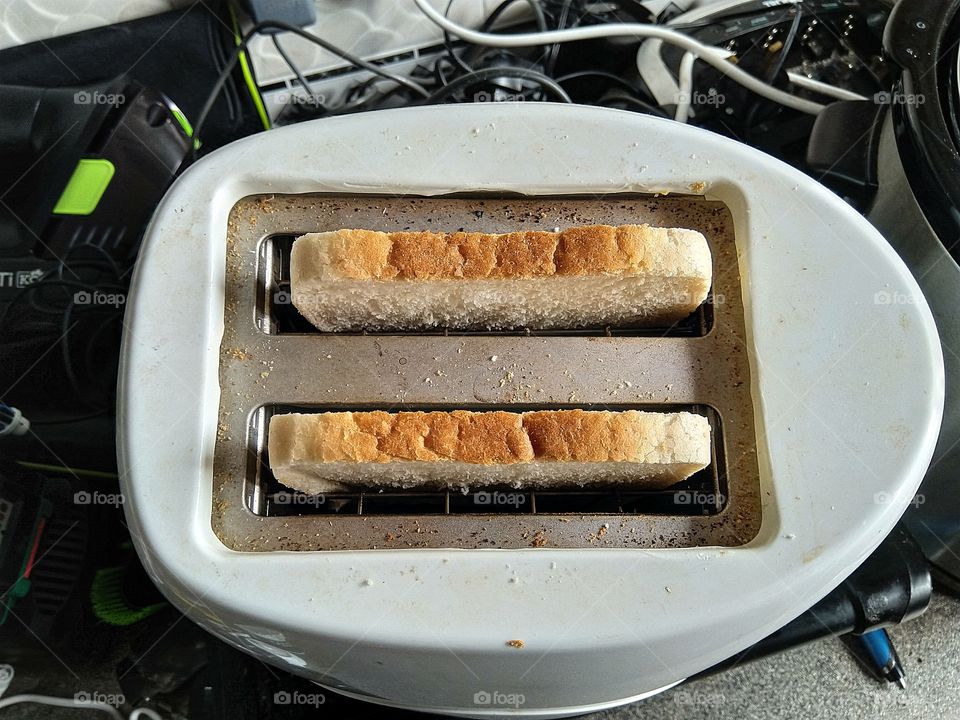 toaster making yummy toast