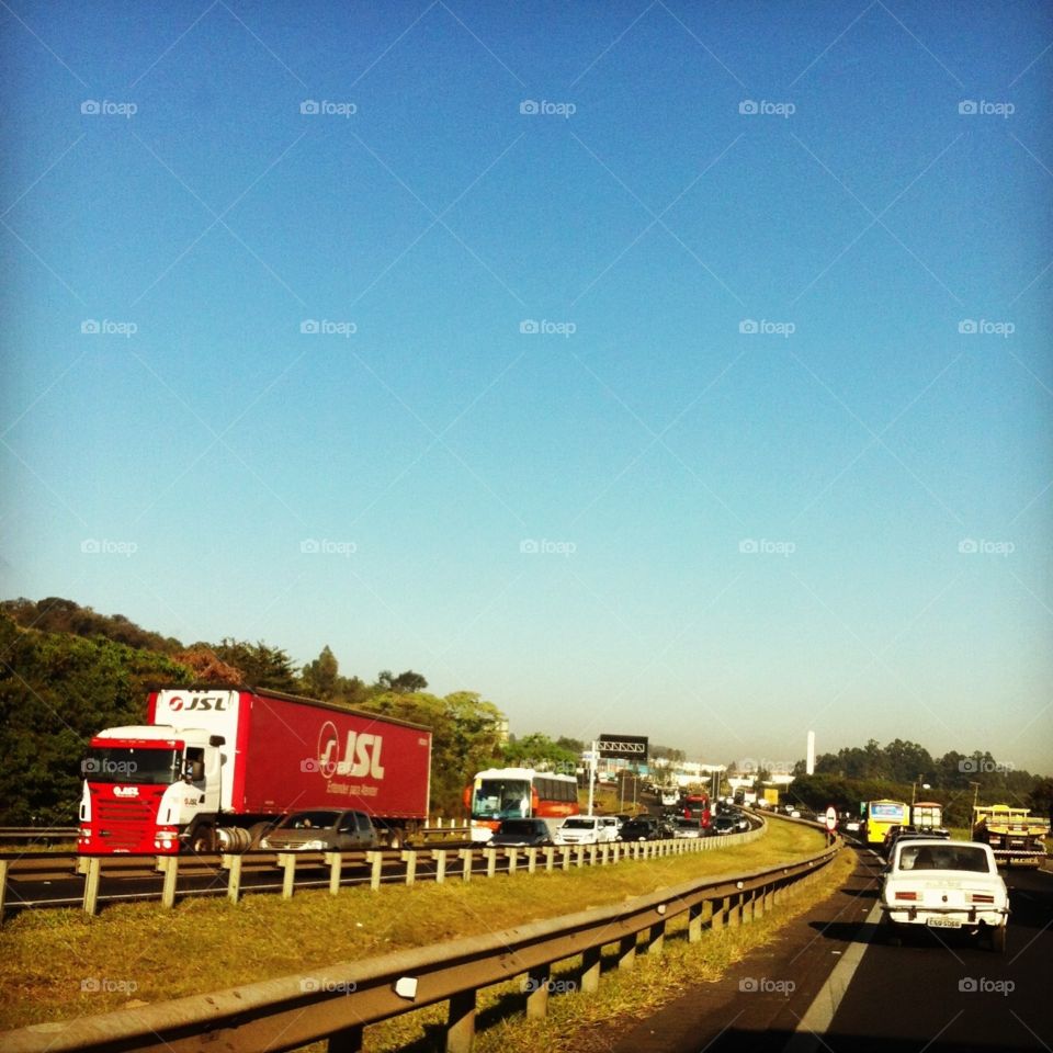 Uma paisagem bucólica do infinito do céu na Rodovia Vice Prefeito Hermenegildo Tonoli (sentido Jundiaí - Itupeva), SP / Brasil. 