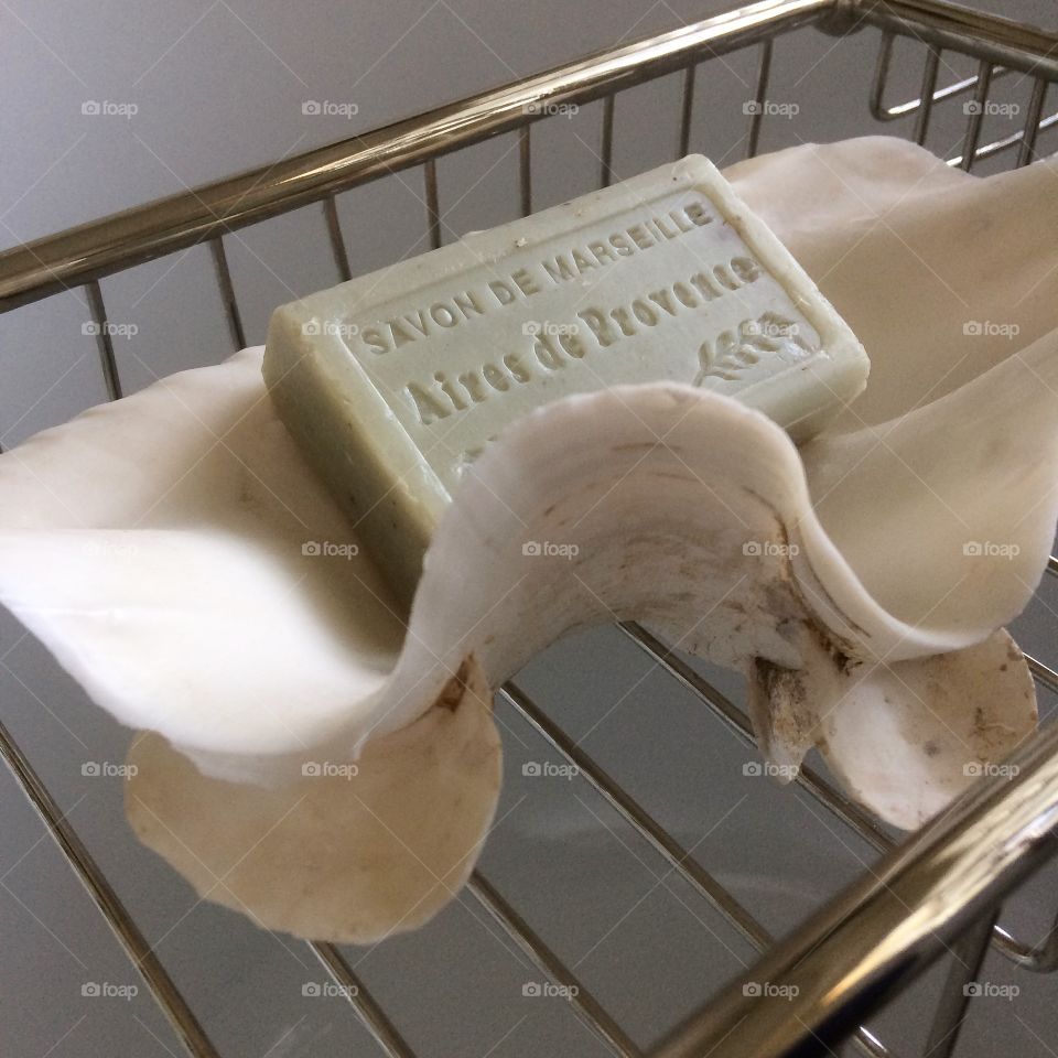 Bath rack with shell