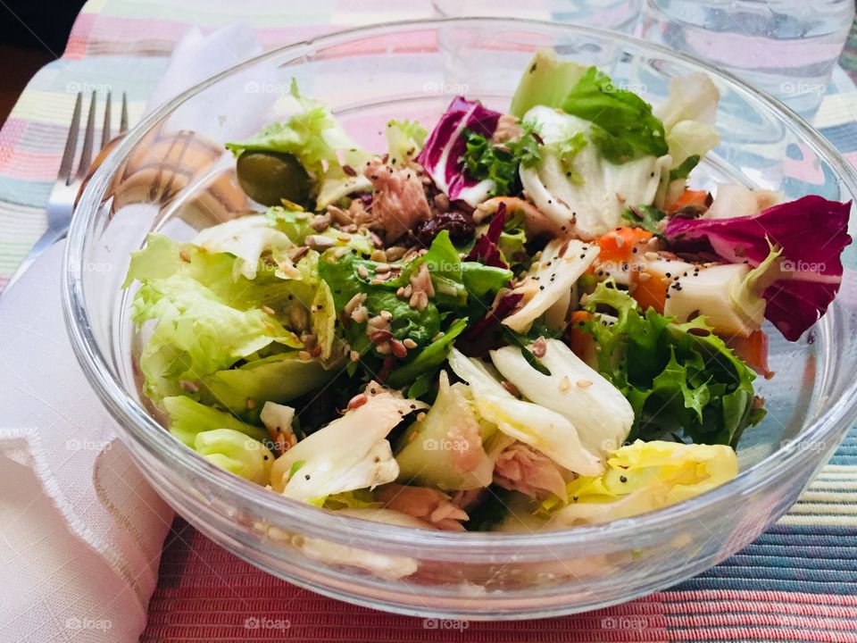 Ensalada de con atún y palitos del cangrejo, aceitunas y semillas 