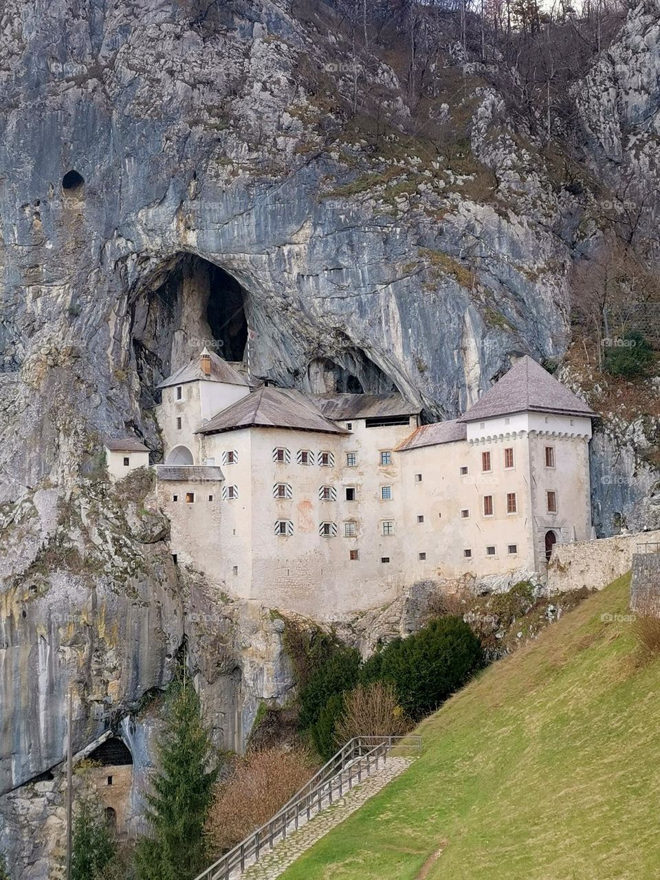 predjama castle