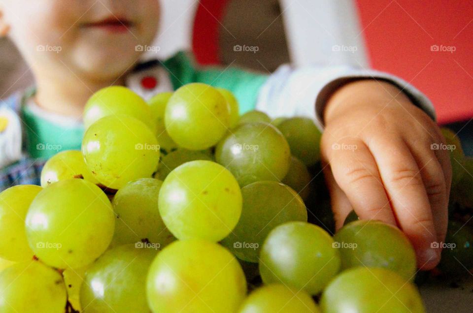 smal boy and fruits