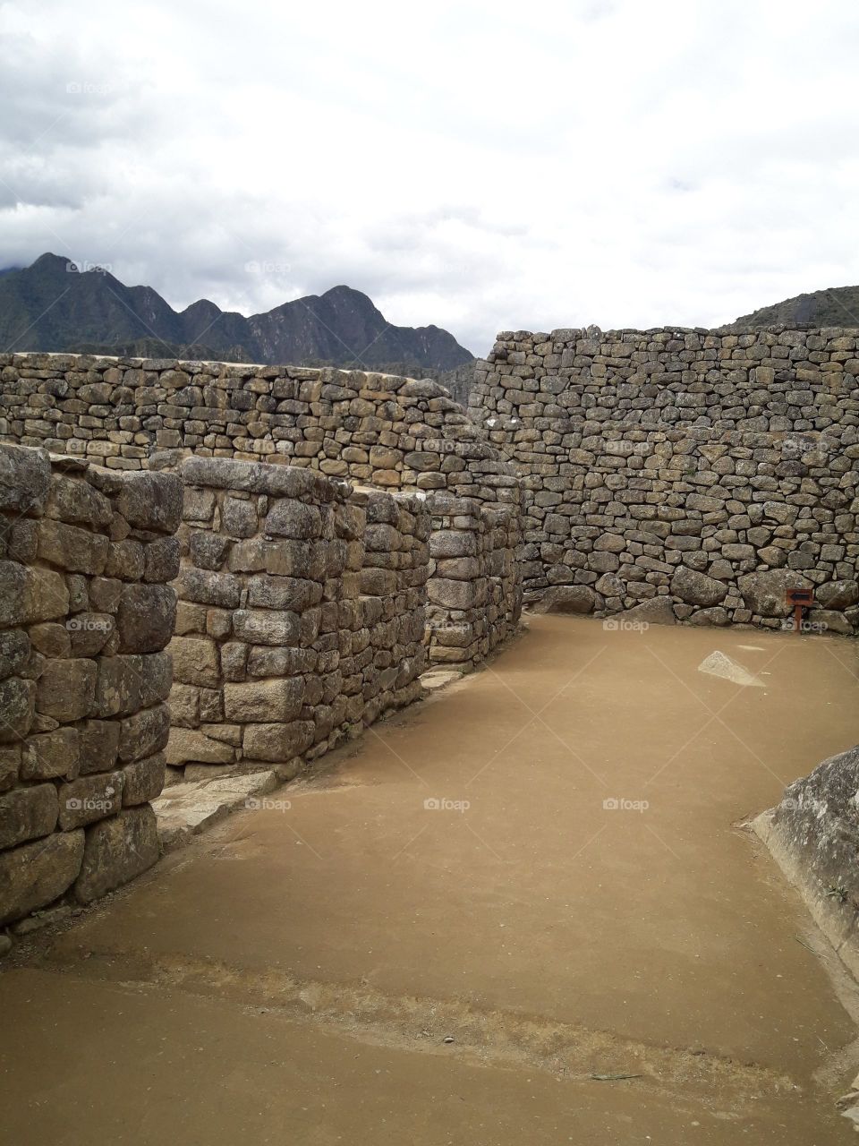 rock walls in machu picchu