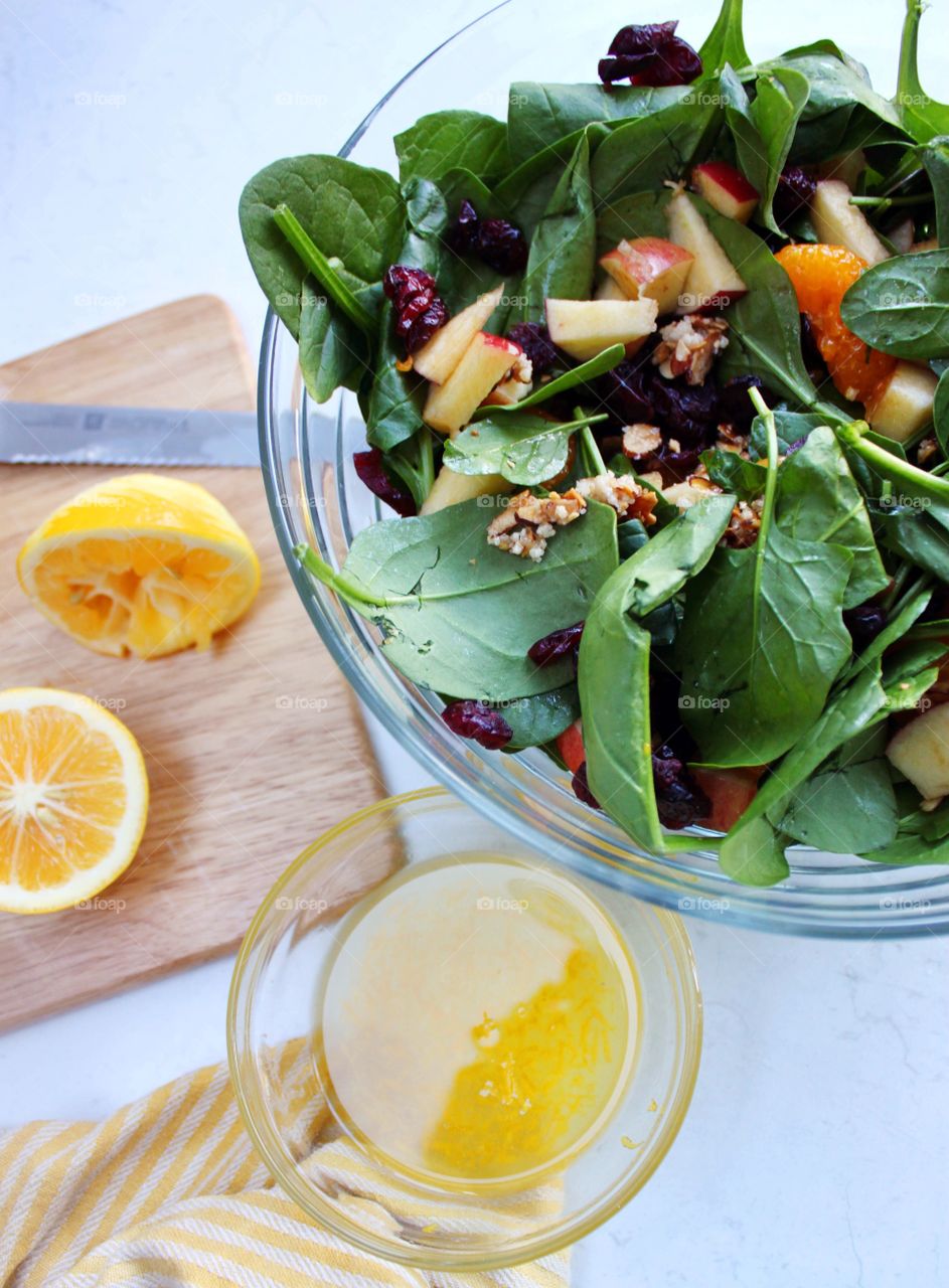 Green salad with lemon juice