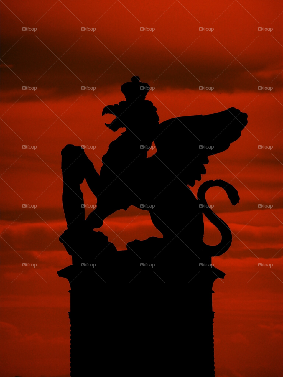 mainau crown red statue by Bea