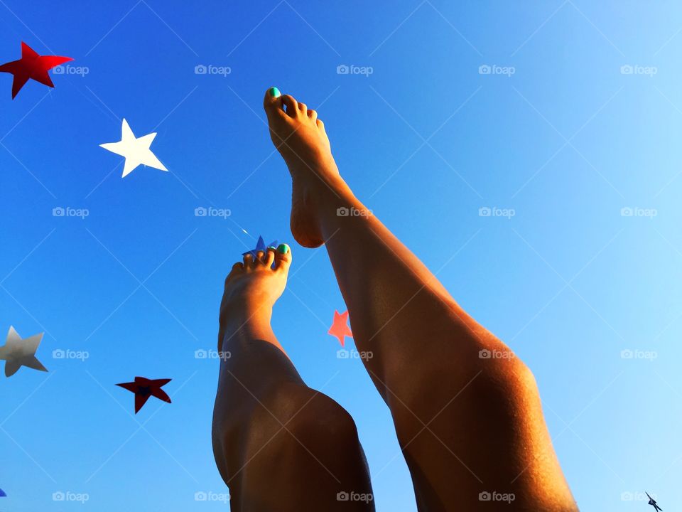 Foots between the stars. A nice moment between the stars during the party