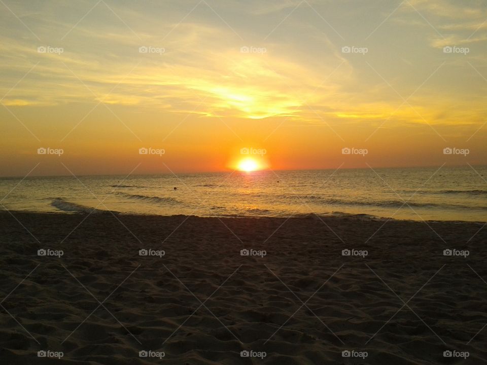 zachód słońca na plaży w Kołob. letni zachód słońca na polskim wybrzeżu