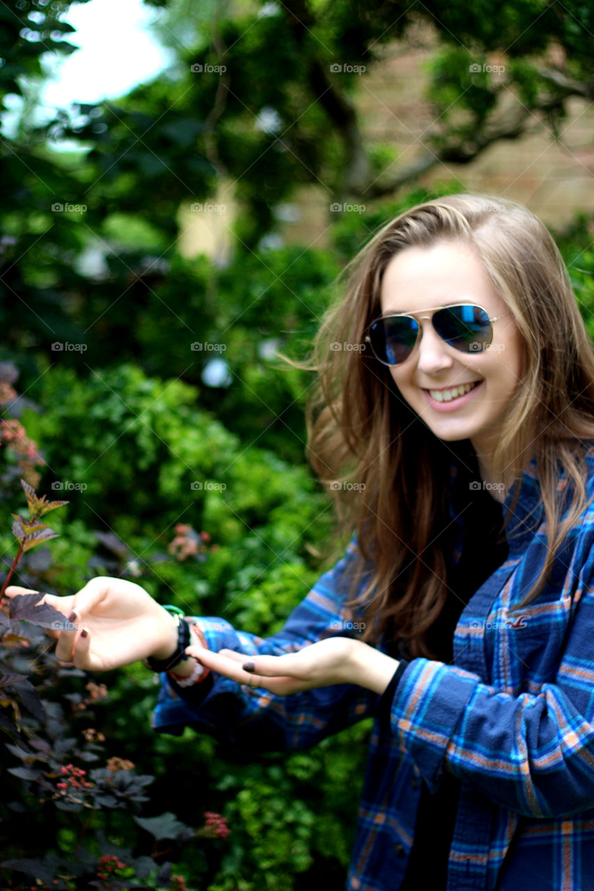 Portrait of a happy woman wearing sunglasses