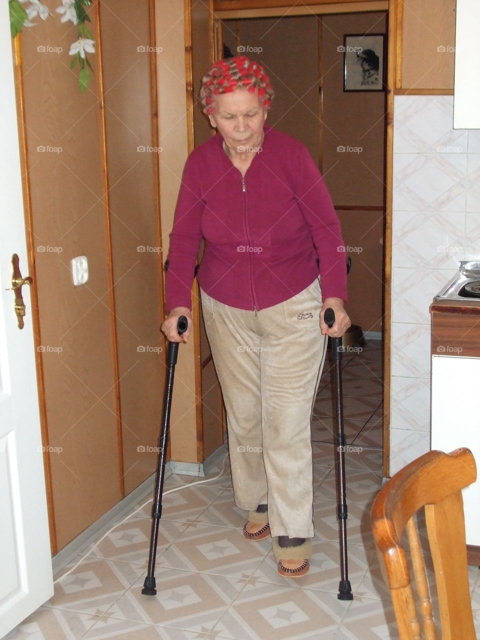 Oma. oh das alter läst immer mehr Anzeichen jung ist man alles im besten und wenn man alt ist ist man im rollstuhl oder man mit krücken