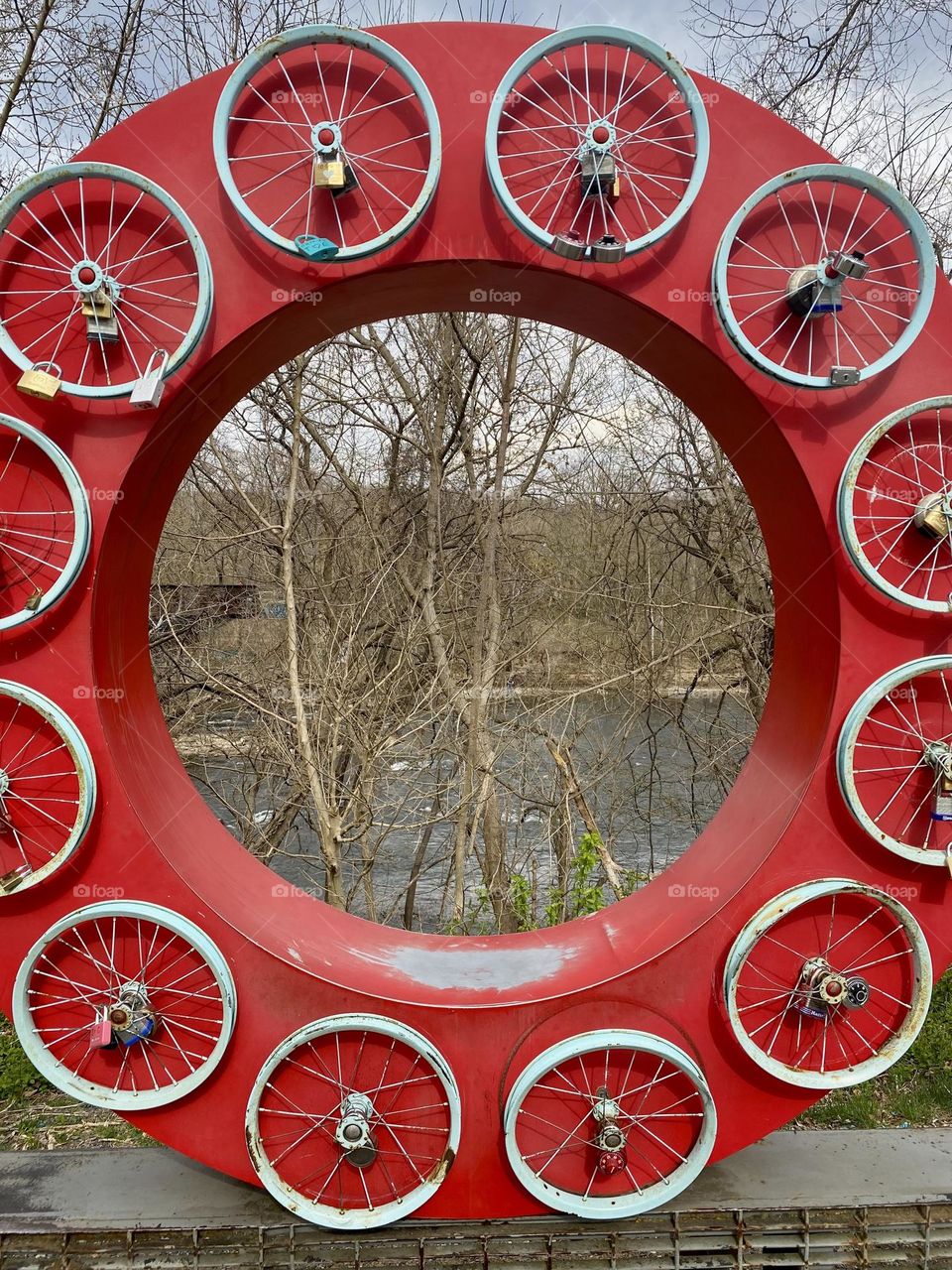The letter O in a sculpture 