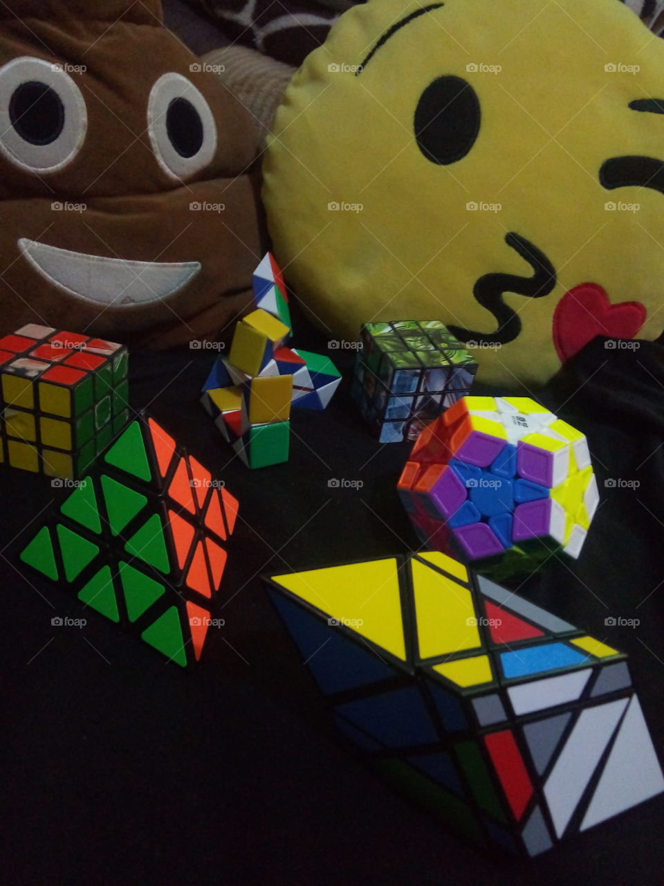 colección de cubos Rubik... formado por varias formas y colores. ideal para divertirse, agilidad mental, habilidades manuales... con unos cojines de emoji al fondo