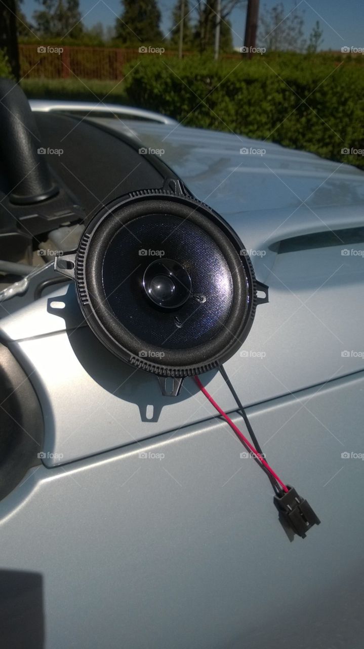 Car speaker ready to install. Instaling in peugeot 206 cc