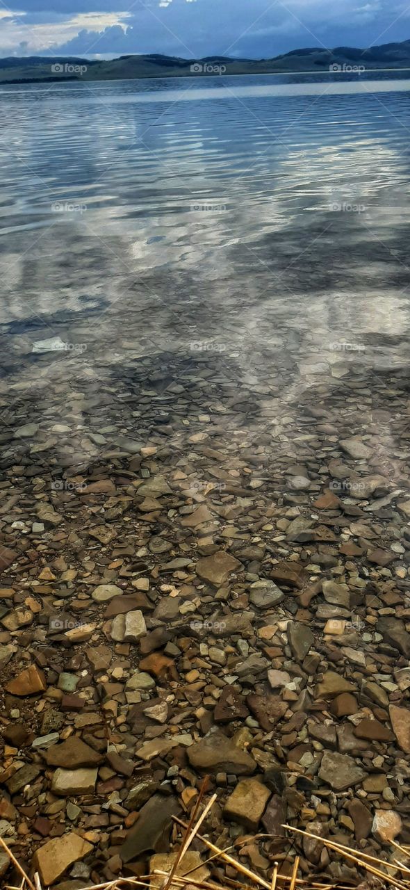 прозрачная вода на озере Иткуль, камни  в воде