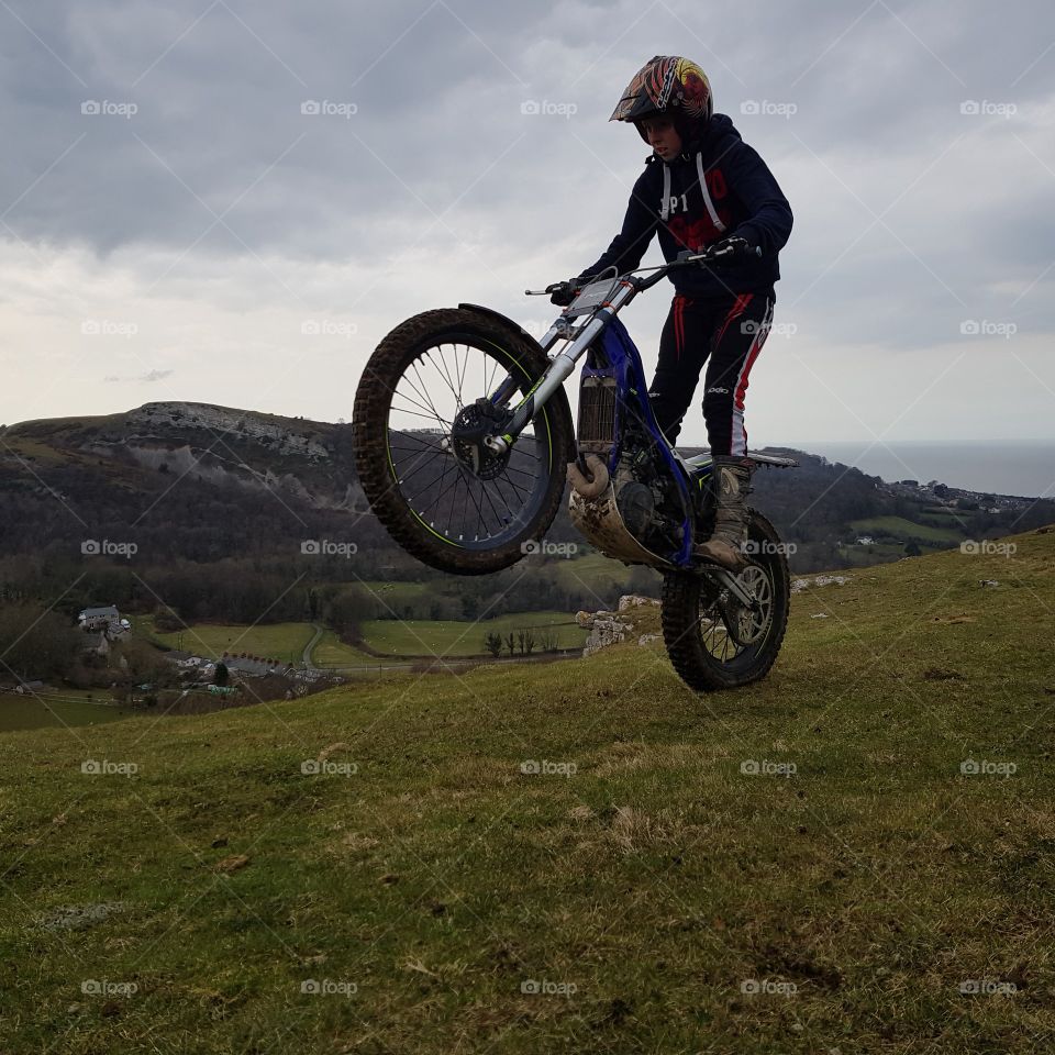 Me wheeling along  Cefn-yr-Ogof.