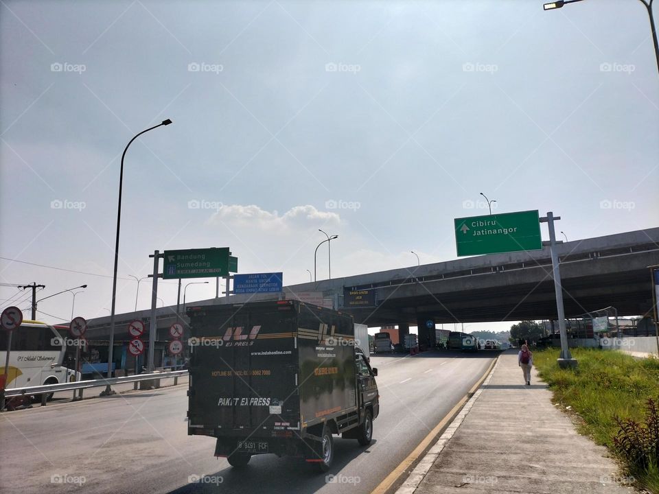 image of a car on the highway