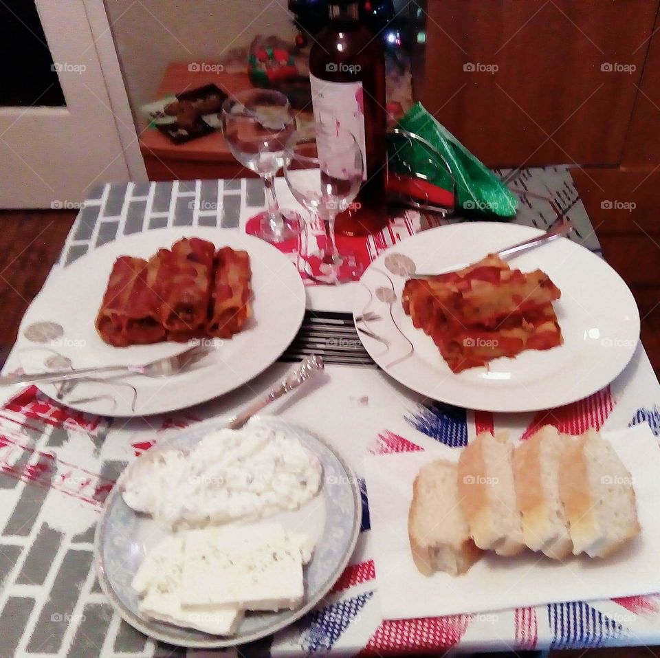 Canelloni, red wine, greek tzatziki and cheezecream