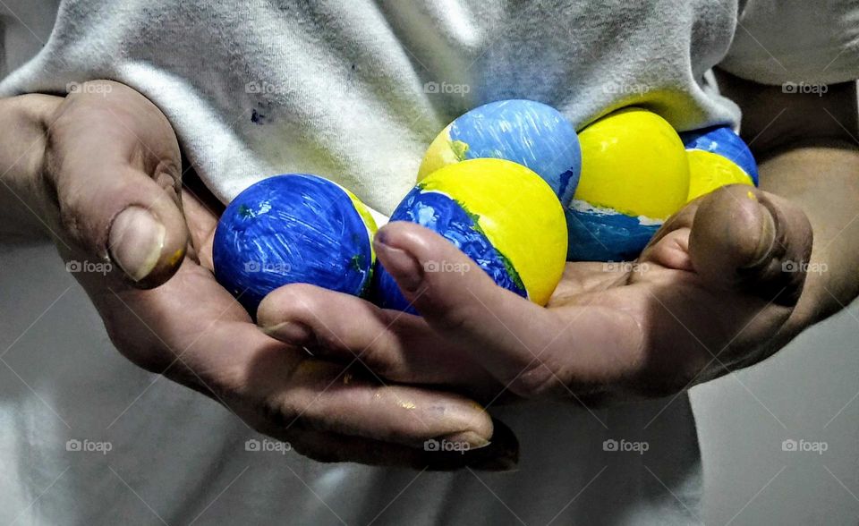 Ukraina w sercu. Jajko symbolizuje nowe życie. wsparcie dla Ukrainy pomagamy Ukrainie. wspieramy Ukrainę