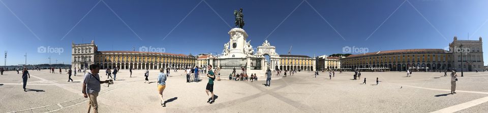 Lisboa, Portugal. Tarde ensolarada e quente na Europa.