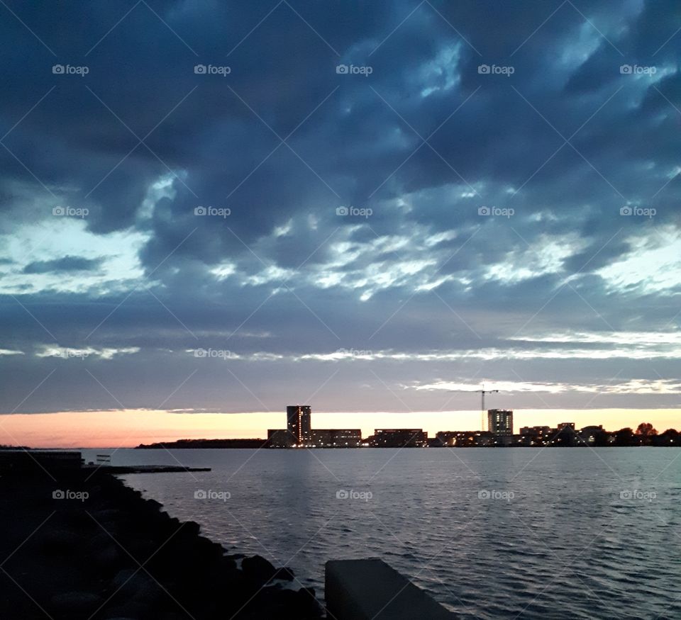 skyer - himmel - aften - horisont - vand - bygninger - solnedgang - kyst - mole - by