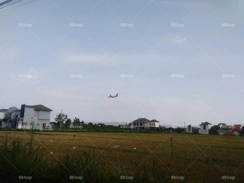 pesawat mendarat di bandara Yogjakarta