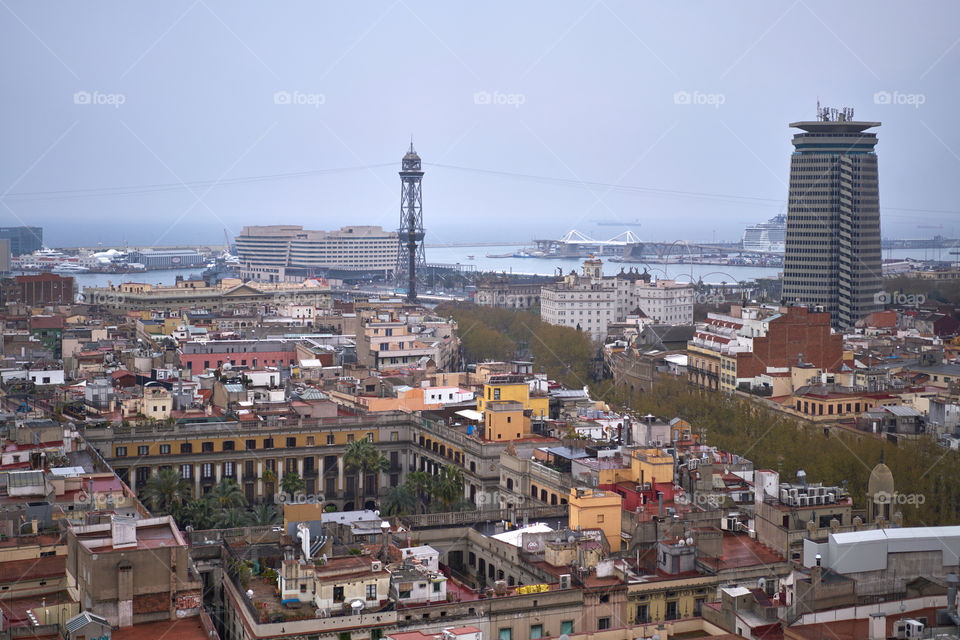 Barcelona vista del casco antiguo y el puerto