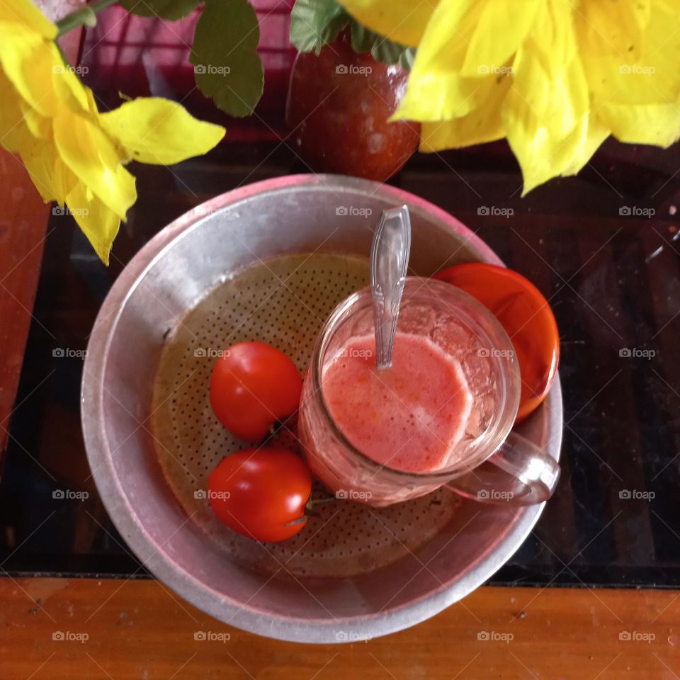 Tomato juice whose main ingredients are white sugar tomatoes and ice cubes