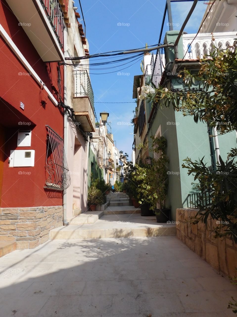 Ruelle avec les maisons colorés en Espagne 