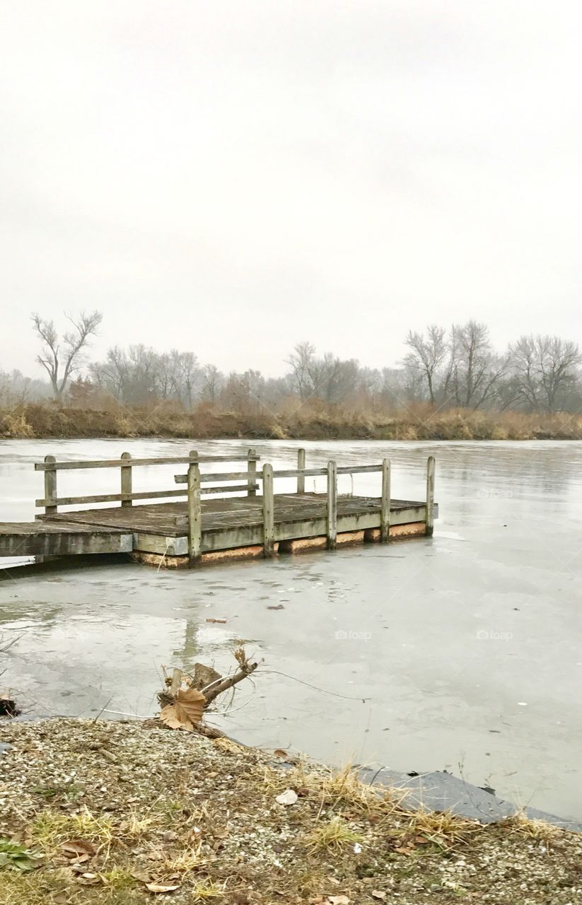Hazy Gray Winter Day, Christmas Eve 2016, Christmas Eve, 2016, December, December 24th, 2016, lake, dock, pond, ice, frozen, fog, dam, shore, danger, thin ice, brown, wood, wooden, old, weathered, wet, sky, overcast