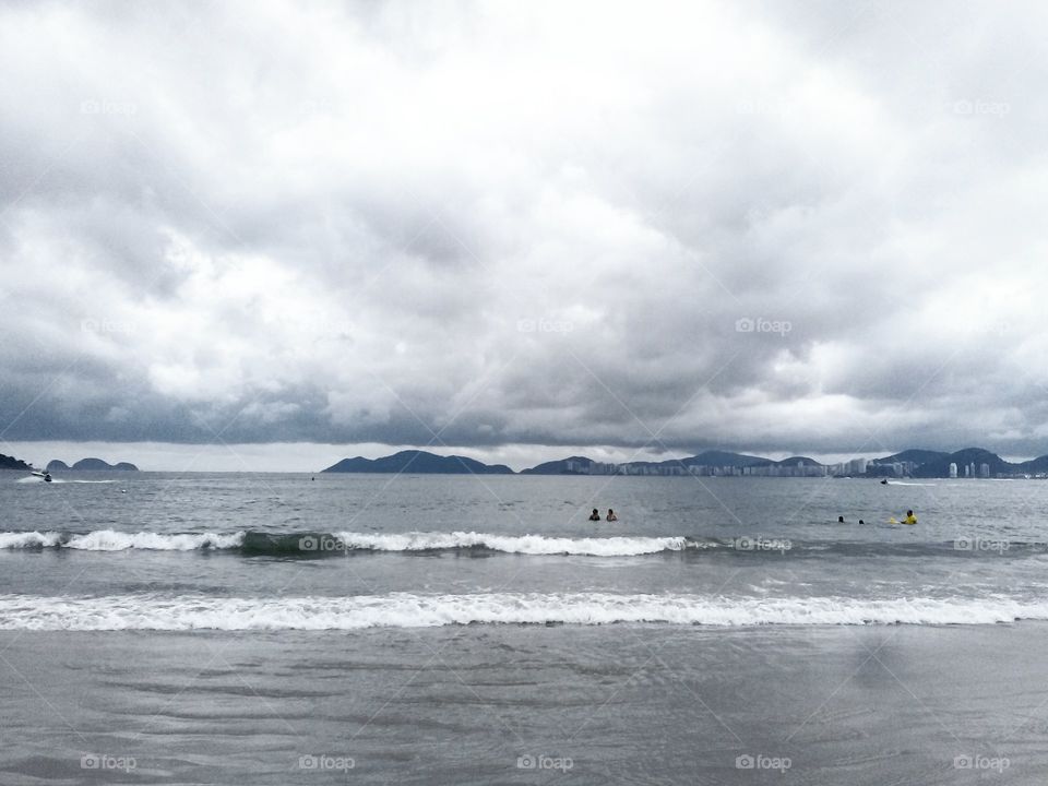 Ô que saudade das férias... somente na Praia não se pode reclamar do céu. Até cinzento ele vale a pena.  (Guarujá, Brasil).