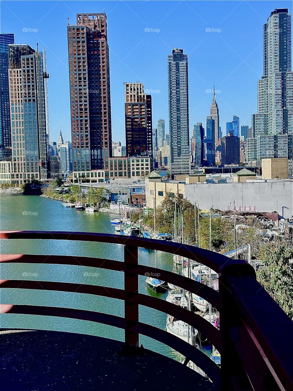 This is the spectacular view from the pedestrian outpost on top of the „Pulaski Bridge“ at „Newtown Creek“ in LIC, Queens on a warm sunny Indian summer afternoon in early November 2023. Hypnotic Productions