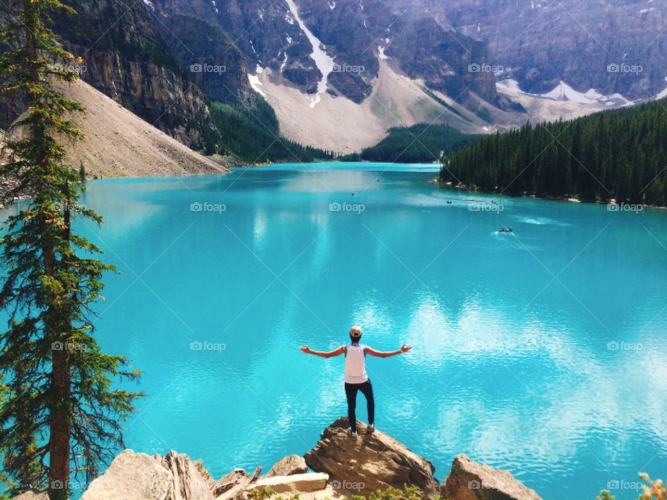 Contemplating a stunning and beautiful landscape in the Rocky Mountains, Canada 😍a blue paradise for those who want to see what the real beauty is like