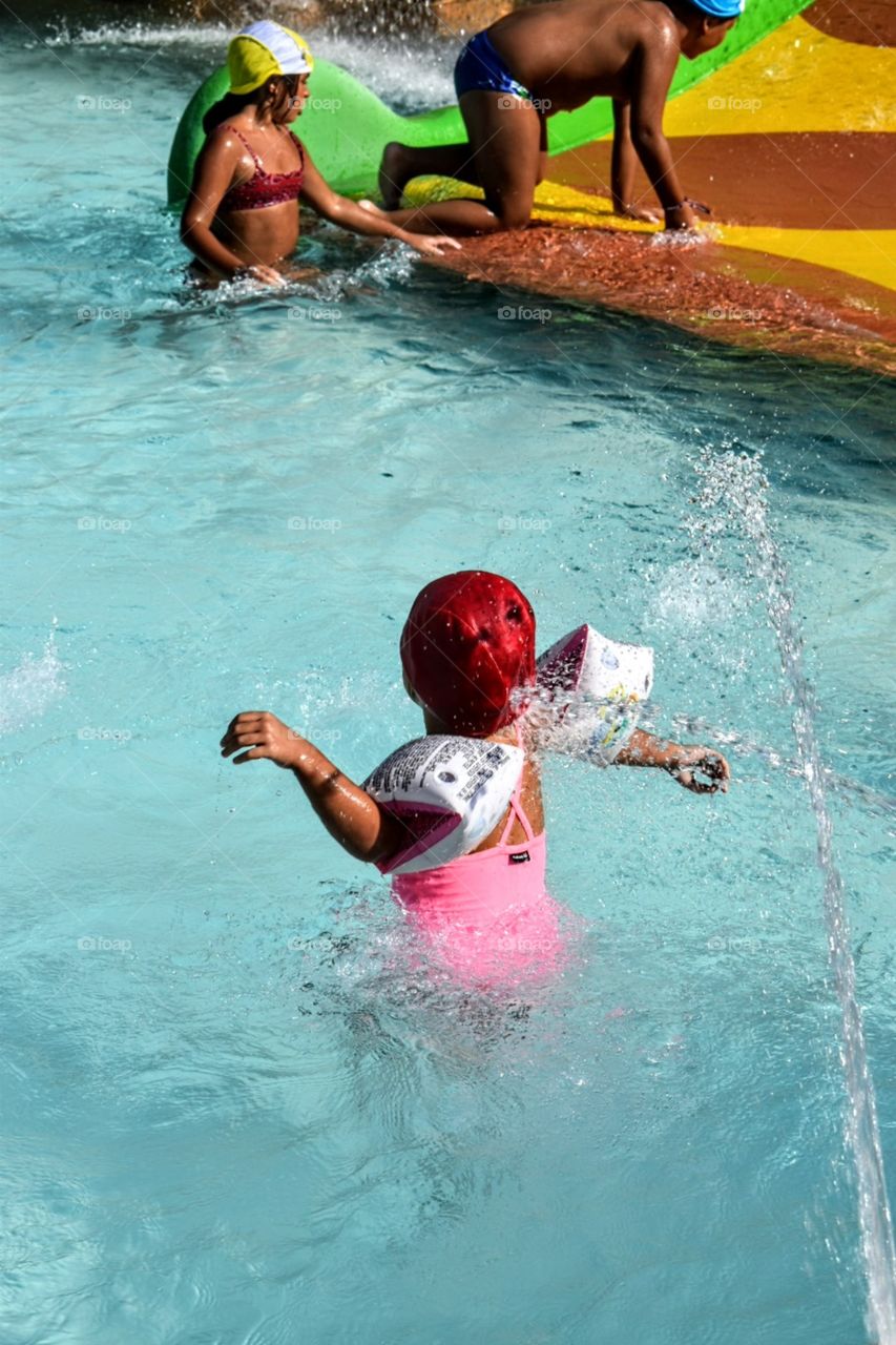 kids enjoying pool water