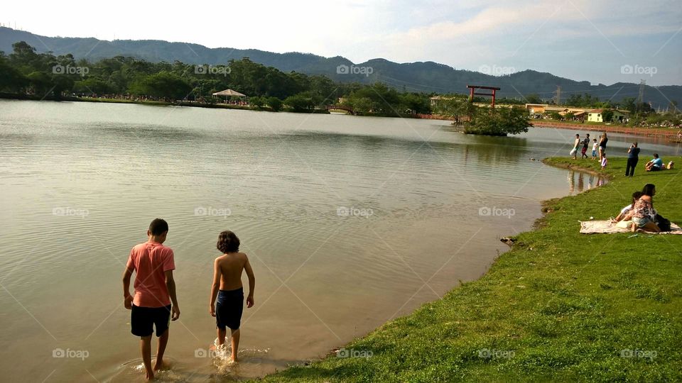 a simplicidade de dois irmãos, vivendo e fazendo suas próprias histórias.