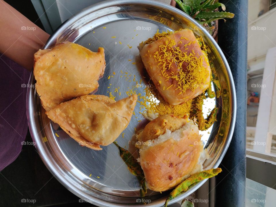 who doesn't love samosa and vada pav in India...my favorite vada pav with garlic chutney...from streets of Pune