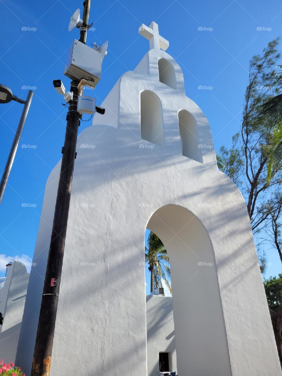 color blanco, frente iglesia