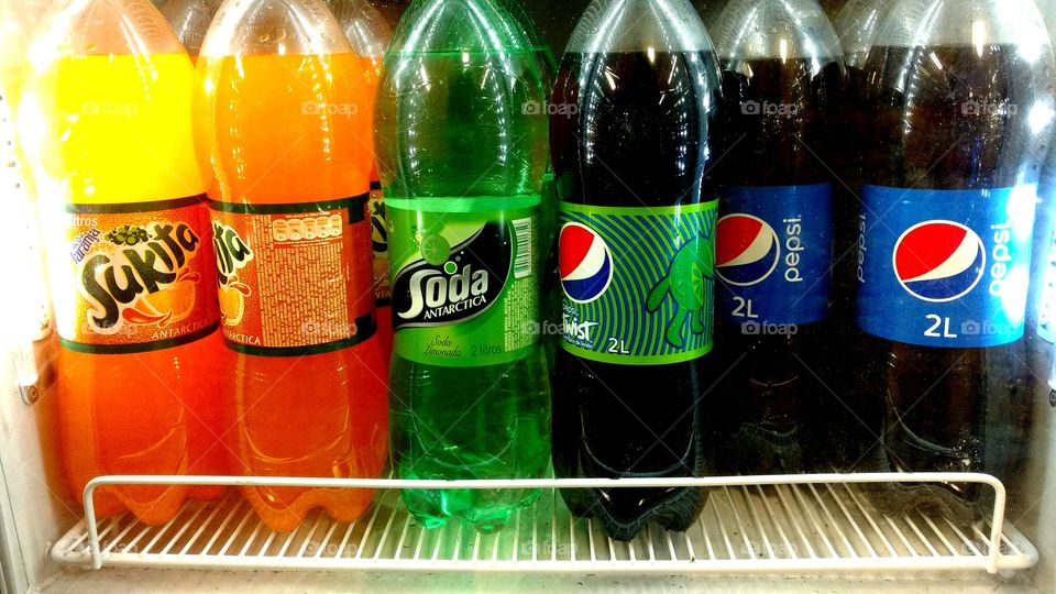 Refrigerantes de laranja, lima e Pepsi.