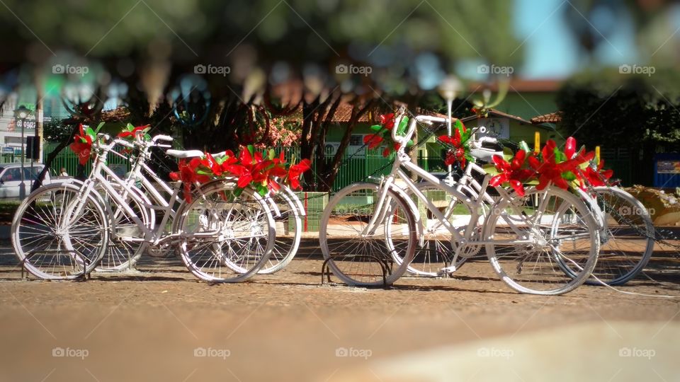 Bicicletas enfeitando comemoração de festividades do Natal na praça da cidade. Fim de ano e Ano Novo.