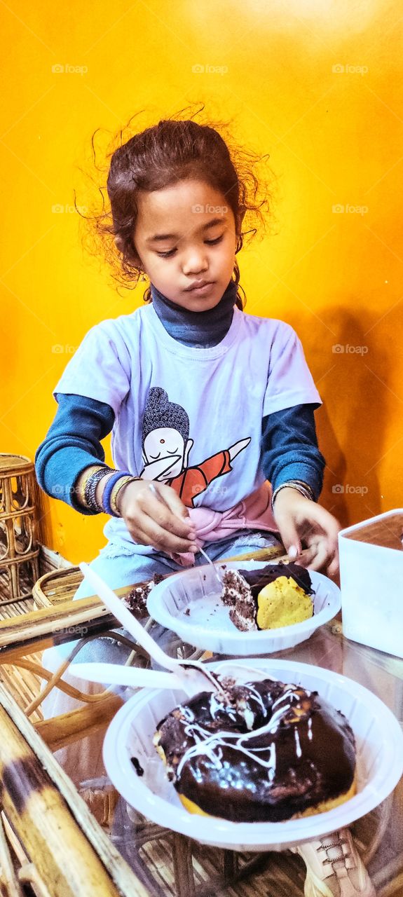 happinesses on her face makes me smile♥️ #cakeslovers @aagyasahii on frame😊♥️♥️ @meashishshrestha♥️#welcome to foap♥️ whatmakesyousmile😊♥️♥️? rateitout🔥checkitout🔥🇳🇵