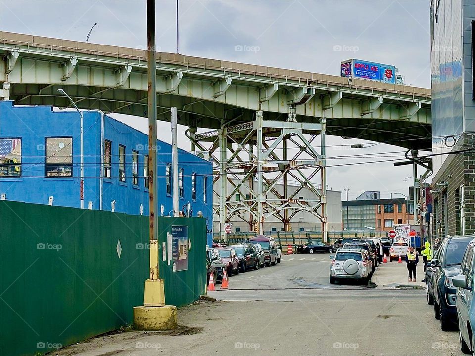 This is „Review Avenue“ looking onto „Borden Avenue“ at „Dutch Kills“ in LIC, Queens and the „Brooklyn Queens Expressway“ overpass with its characteristic multifaceted metal support structure. 2023. Hypnotic Productions