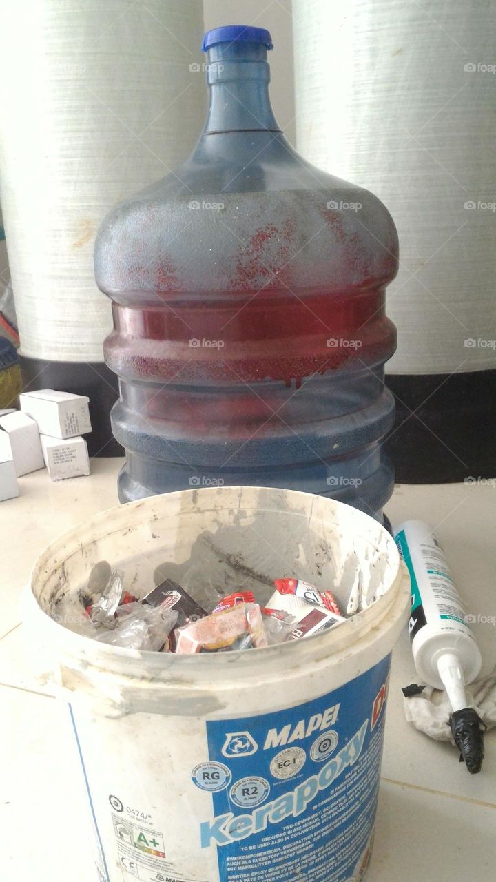 trash bucket, keep our house clean, throw garbage in its place