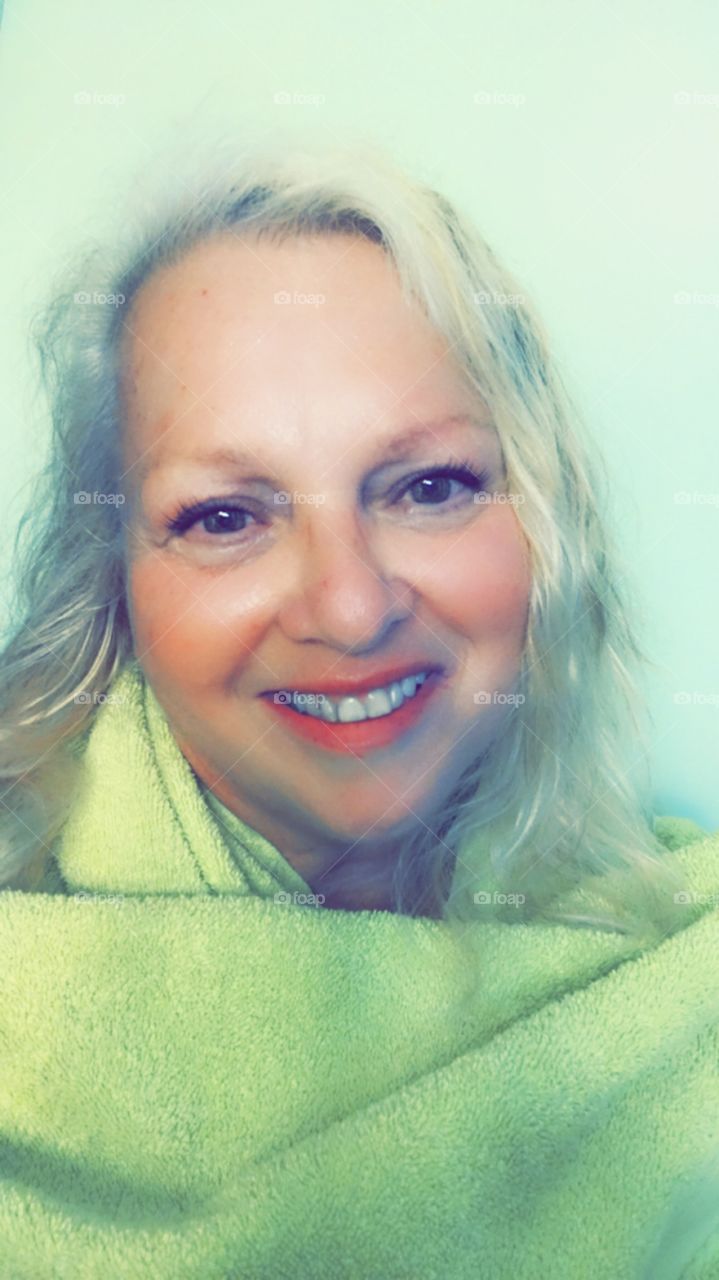 My secret ritual; a new hair colour, fresh facial, little softening & evening of my skin tone with a desktop filter and voila my indulgence is fulfilled; a picture with a few years taken off! Its a good boost for the spirit to feel younger & pretty!💚