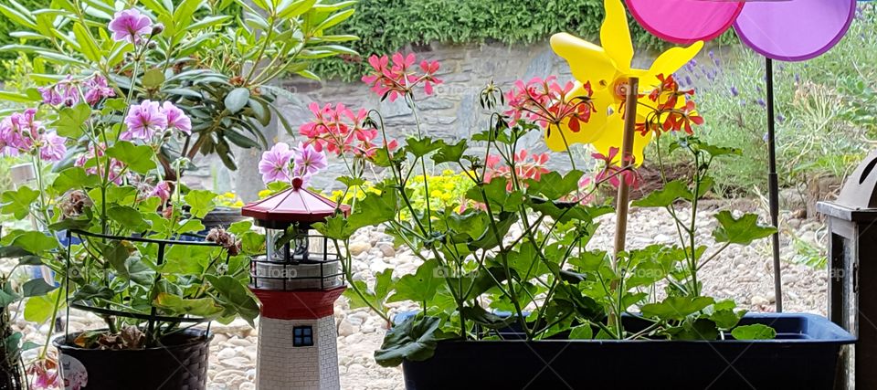 Leuchtturm mit Blumen