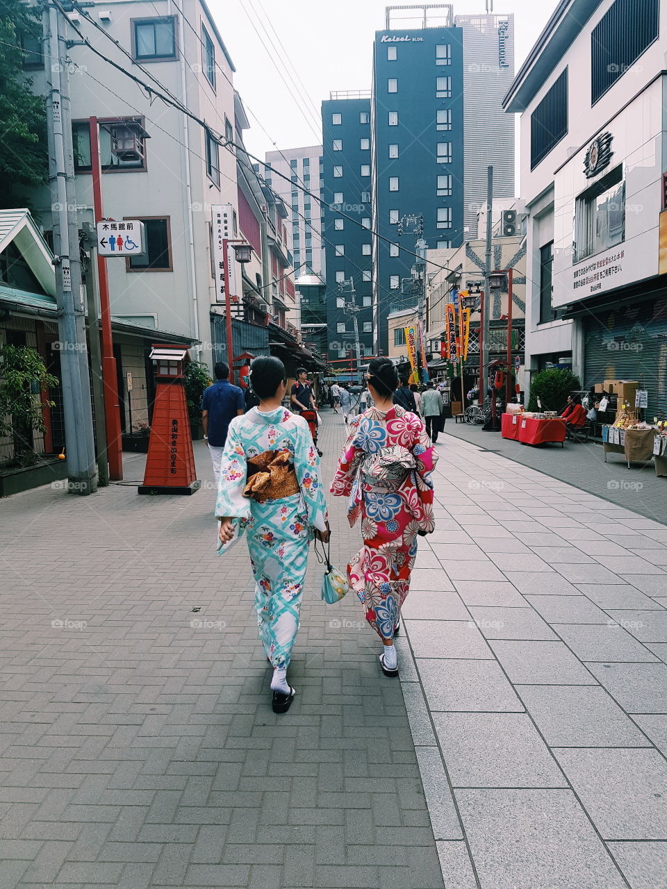 japan tokyo asakusa street travel tourist girls kimono colourful traditional costume