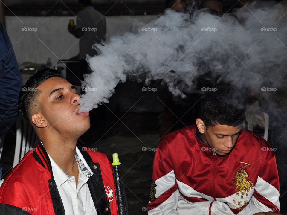 fumando narguilé