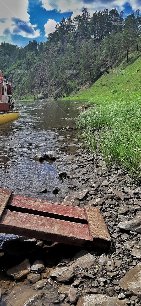 деревянный спуск на воду с катера