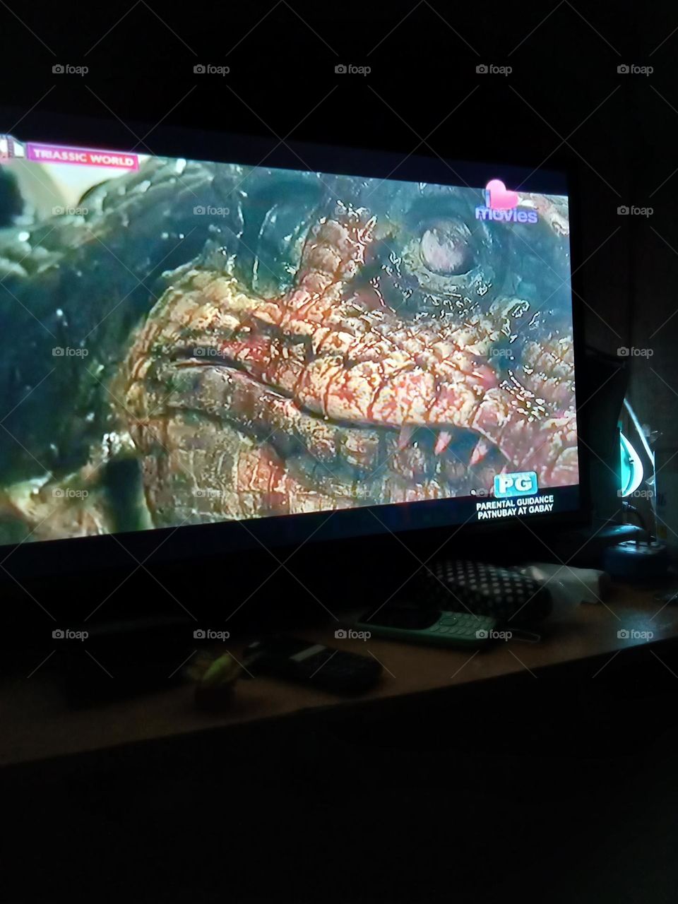 WATCHING MOVIE,, TRIASSIC WORLD, DINOSSAUR IS  MORE VISIBLE TO ESCAPE FROM BEING IN PRISON,, TO FIND ITS HABITAT