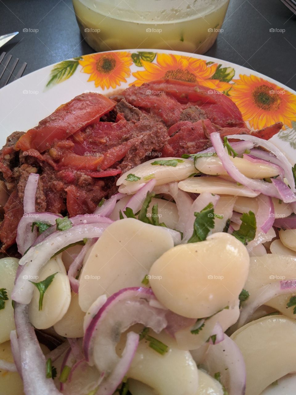 Ensalada de pallares acompañada con carne picadita al tomate