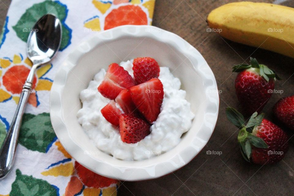 Bowl of cottage cheese and fruits